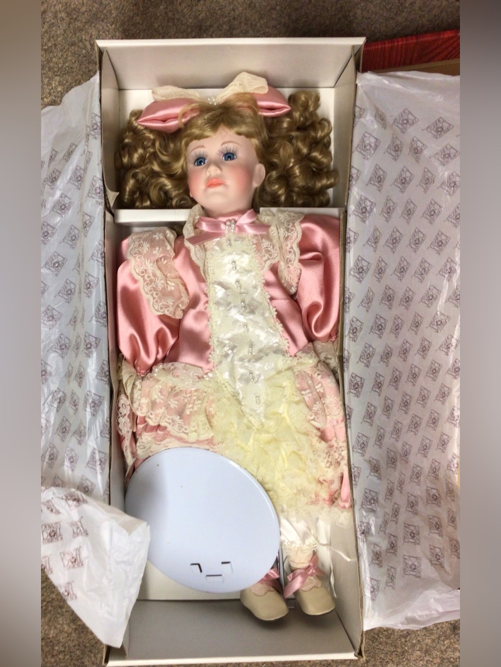 Porcelain doll - Picture 2 of 3